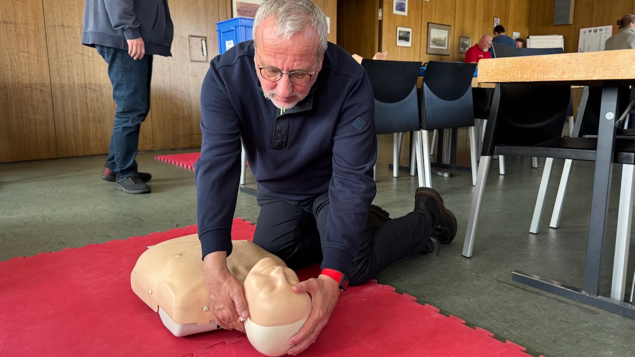 Unsere Trainer frischen Ihre Erste-Hilfe-Ausbildung auf
